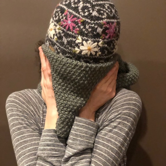 Goes-With-Everything Grey Cowel - Picture 3 of 6